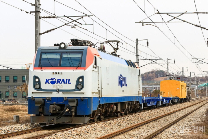 "오늘은 이 길로" 공사 구간을 돌아 달리는 8500호대 화물열차