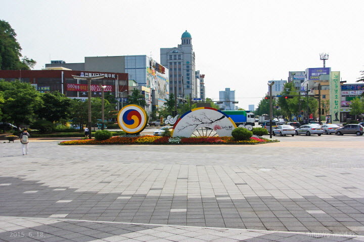 전주역 앞 광장